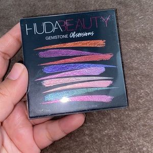 HUDABEAUTY Gemstone obsessions palette